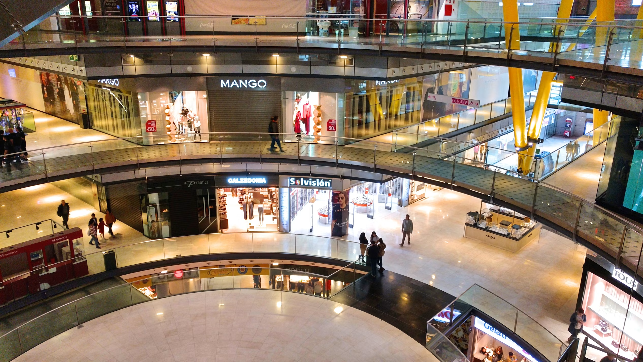 Retail and commercial space with boosted mobile connectivity